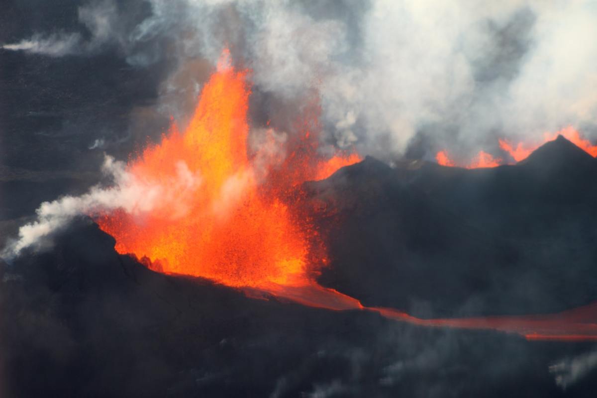 Spettacolare e Raro Fenomeno Meteo su un Vulcano in eruzione; il Video!
